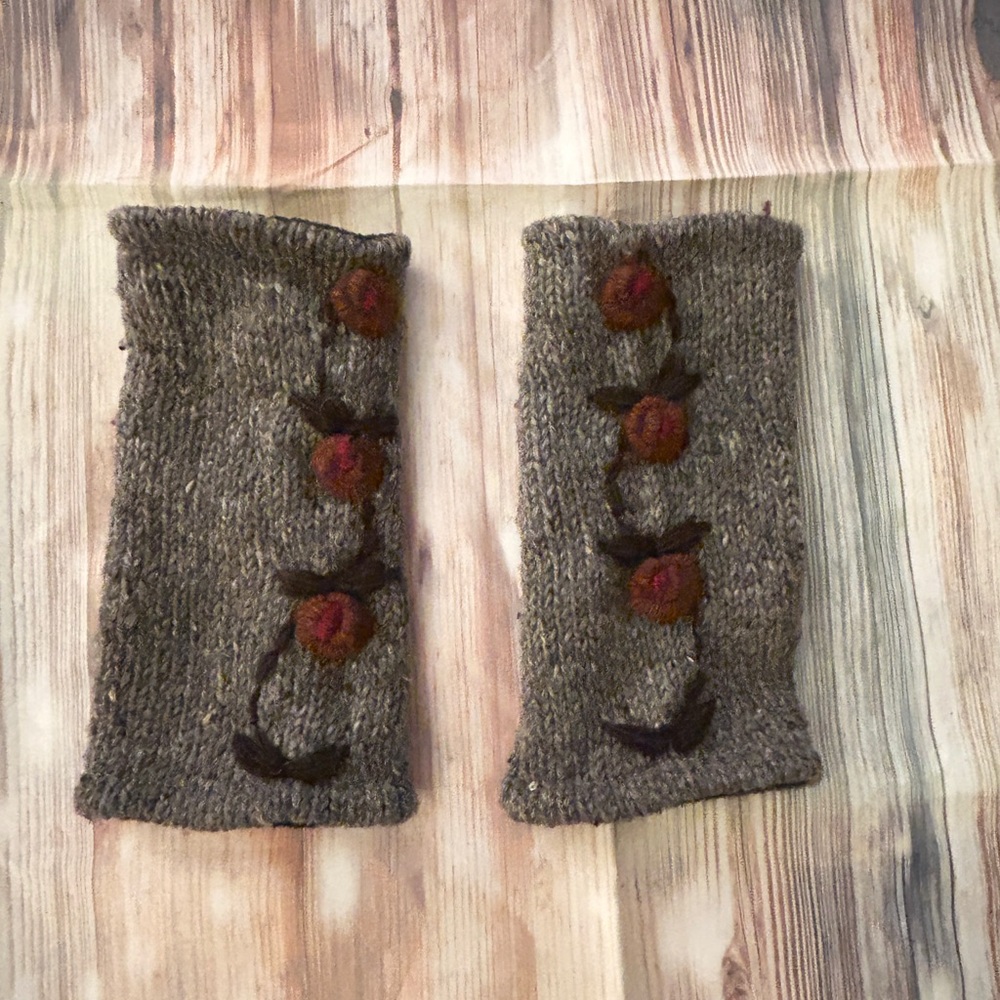100% Wool Gorgeous Knit Fingerless Gloves with Floral Design